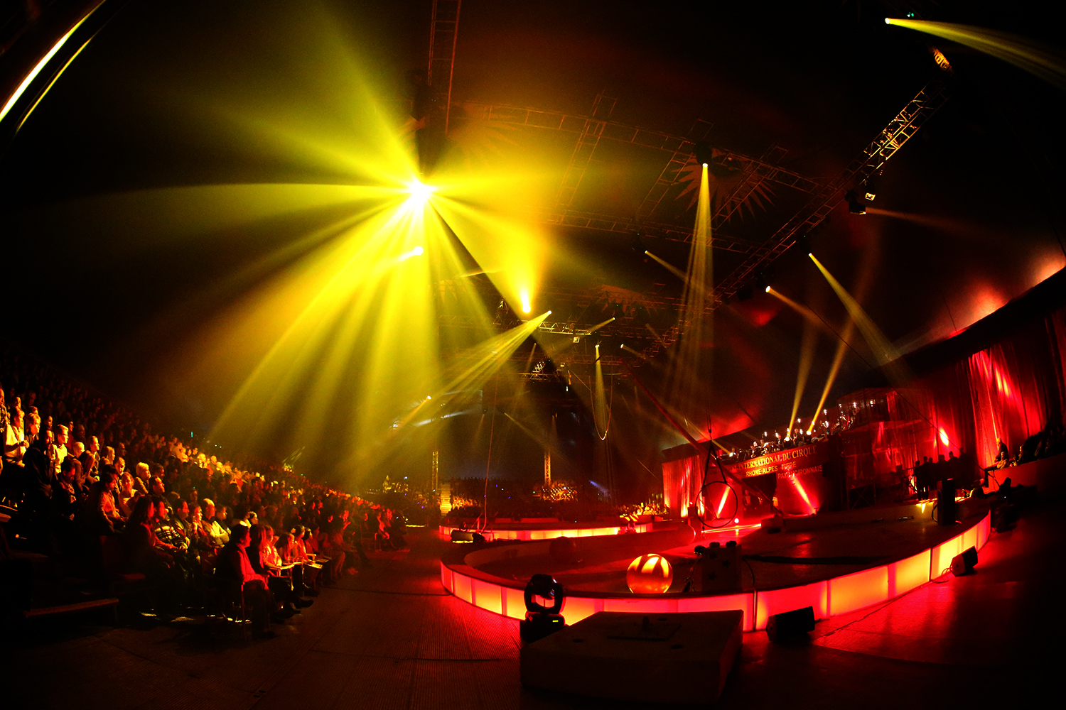 Chapiteau du Festival International du Cirque - vue intérieure