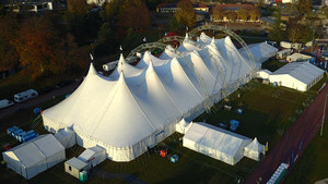 chapiteau extérieur du Festival International du Cirque